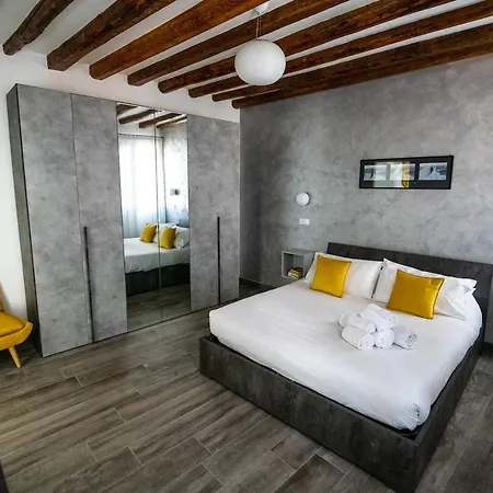 Apartment Yellow Garden Venice